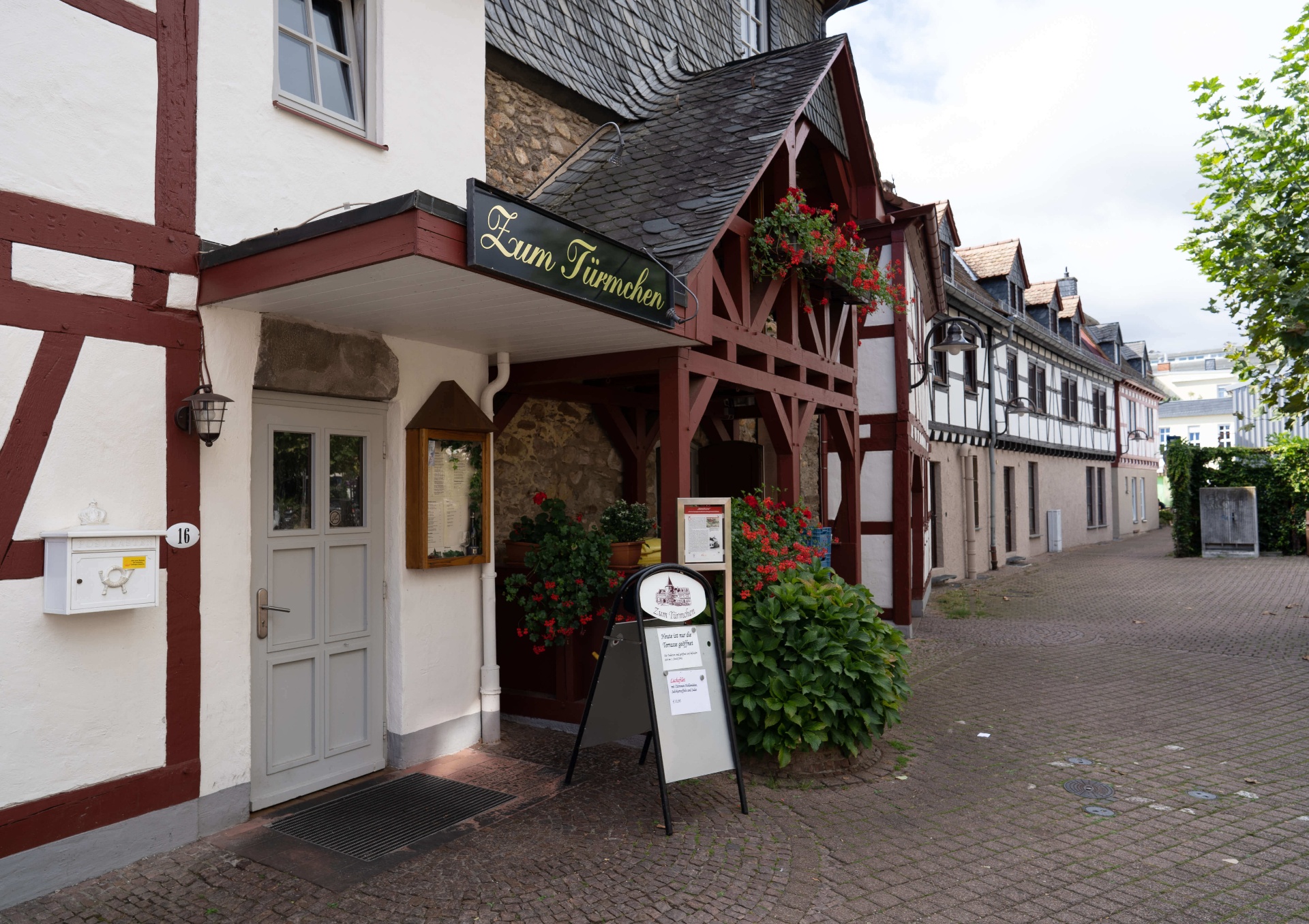 Zum Türmchen Hofheim — Eingang des historischen Fachwerkhauses in der Burggrabenstraße
